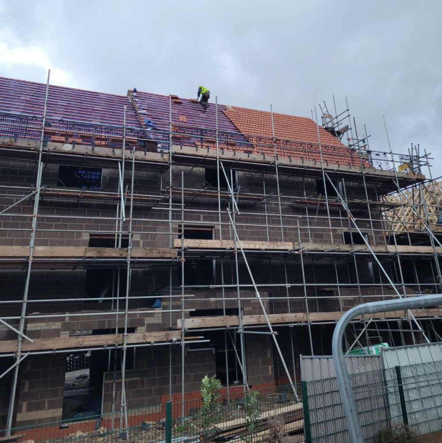 5 townhouse during construction. Roof tiling being fitted.